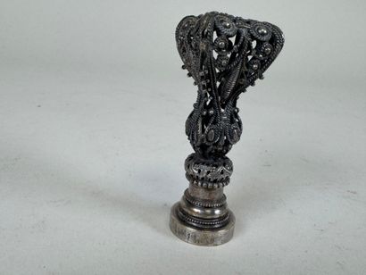 Cachet en argent filigrané à décor de rinceaux...