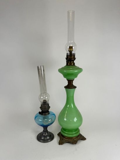 Grande lampe à pétrole en verre opalin sur...