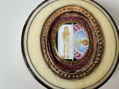 Small pillbox in ivory and gilt metal, the...