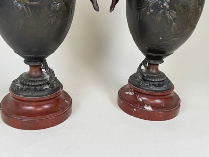 F. MOREAU, d'après.
Paire de vases en régule...