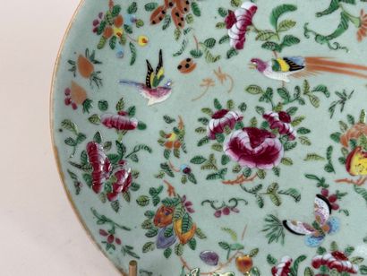 CHINE.
Assiette ou plat circulaire en porcelaine...