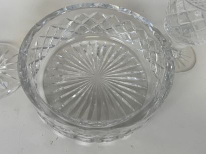 Lot en cristal taillé comprenant une coupe...