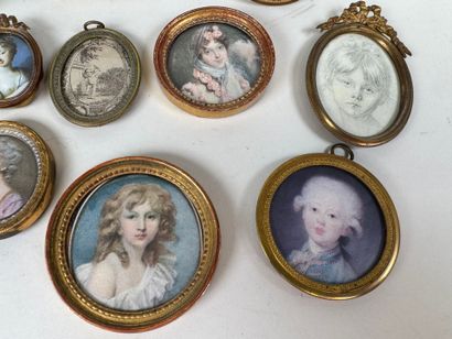 Collection de 11 encadrements ou porte-photos...