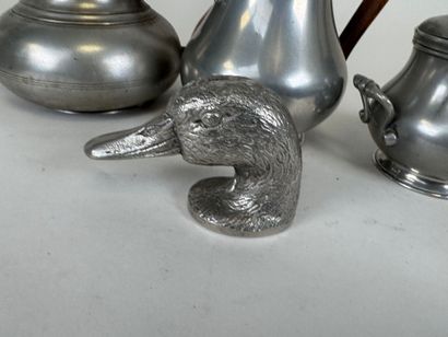 Ensemble de quatre pièces de forme en étain...
