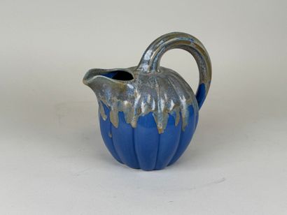 Pichet en faïence polychrome à décor d'une...