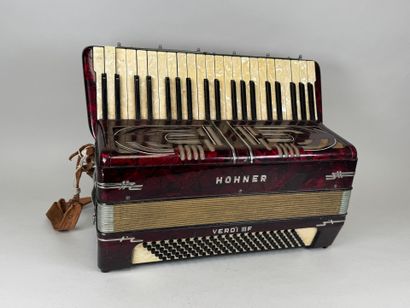 HOHNER.
VERDI IIIF.
Piano key accordion.
37...