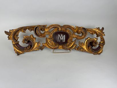 Élément bois sculpté et ajouré à décor feuillagé,...