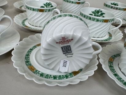 HAVILAND à Limoges.
8 tasses et 8 sous-tasses...