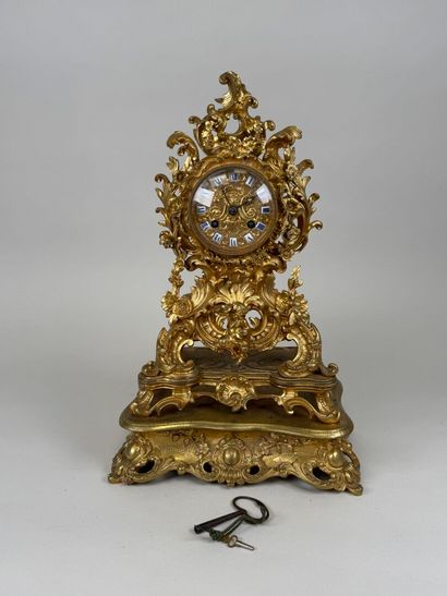 Pendule en bronze doré et ajouré à décor...