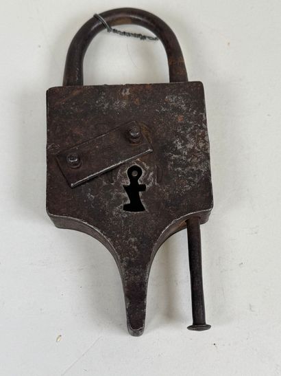 Metal padlock.
18th century.
20 x 9 x 2.5...