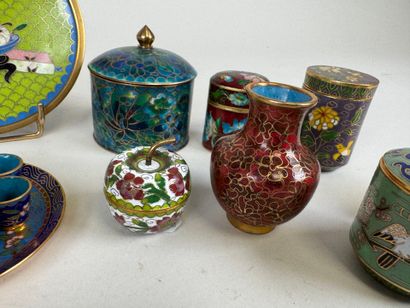 Collection de petits objets en laiton cloisonné...