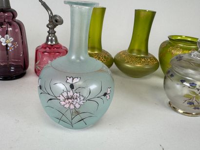 11 pièces dont vases, bonbonnière, flacons,...