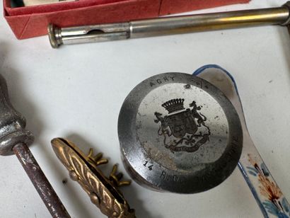 Important lot of display items including...