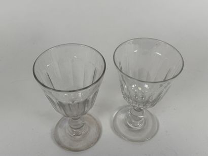 Neuf flûtes à champagne en verre et cristal.
H....