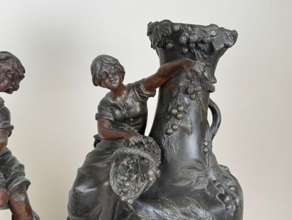 F. MOREAU, d'après.
Paire de vases en régule...