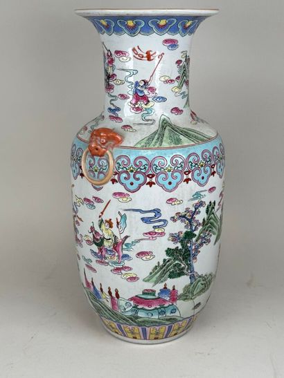CHINE, fin XIXe - début XXe. 
Vase en porcelaine...