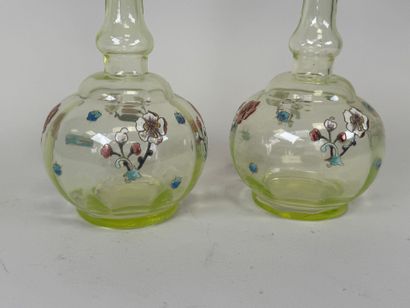 Paire de carafes en verre coloré à décor...