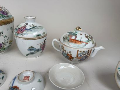 Service à thé en porcelaine comprenant une...