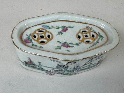 ASIE, XXe.
Petit coffret senteur en porcelaine...