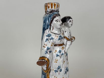 NEVERS.
Vierge à l'Enfant. 
Terre cuite émaillée...