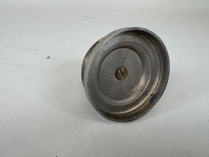 Circular metal table bell.
D. 8.5 cm.
(w...
