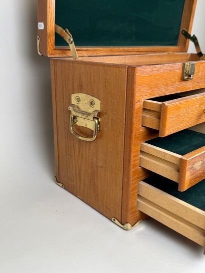 Grand coffret en bois clair et laiton à deux...