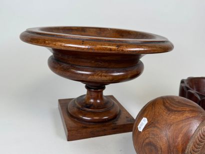 Grande coupe sur piédouche en bois tourné.
H....