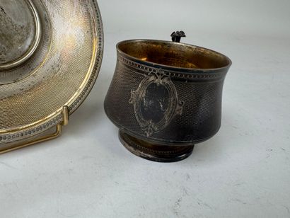 Tasse et sa sous-tasse en argent et argent...