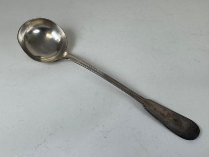 Importante louche en argent, modèle à filets....