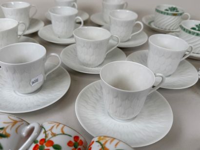 HAVILAND à Limoges.
8 tasses et 8 sous-tasses...