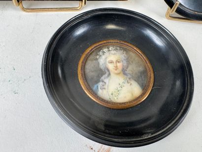 École, XXe.
Femme au chapeau.
Miniature circulaire...