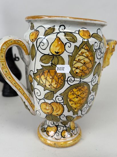 ASIE, XXe.
Vase bouteille en céramique bleue...