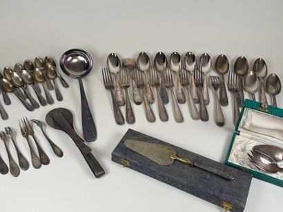 Partie de ménagère en métal argenté, modèle...
