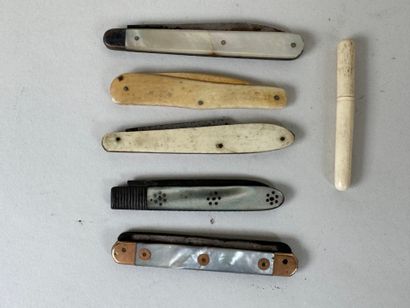 Cinq petits couteaux de poche en nacre ou...