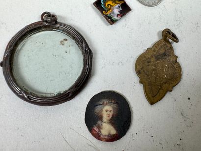 Set of small display items including brass...