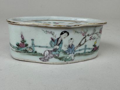 ASIE, XXe.
Petit coffret senteur en porcelaine...