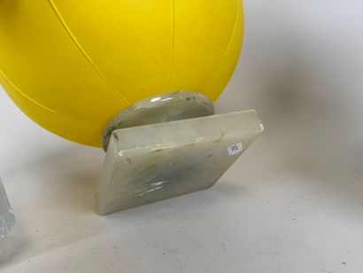 Lot comprenant :
- un vase en verre de forme...