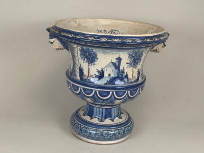 NEVERS, early 20th century.
Glazed earthenware...