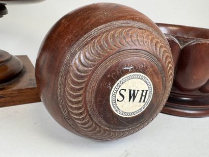 Grande coupe sur piédouche en bois tourné.
H....