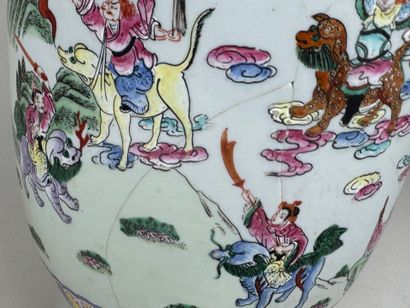 CHINE, fin XIXe - début XXe. 
Vase en porcelaine...