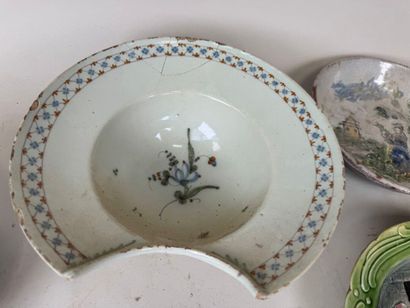 Cinq plats ou assiettes en faïence polychrome...