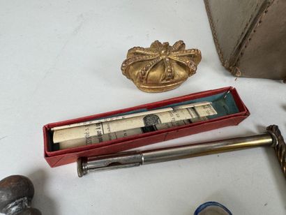 Important lot of display items including...