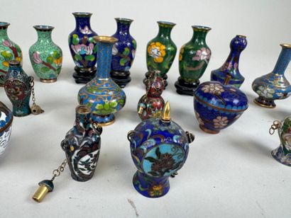 Collection de 18 miniatures en laiton cloisonné...