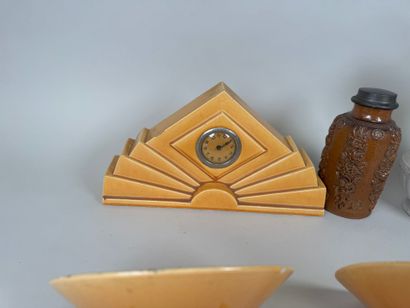 Lot comprenant :
- SAINT CLEMENT.
Garniture...