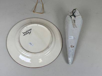 HENRIOT QUIMPER.
Assiette décorative en faïence...