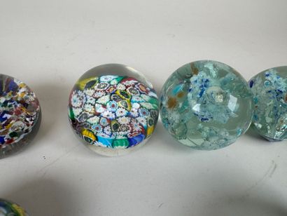 Collection de 10 boules ou presse-papiers...