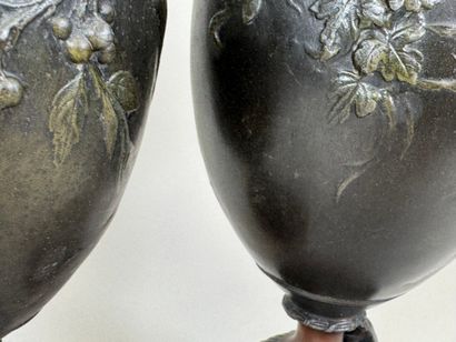F. MOREAU, d'après.
Paire de vases en régule...