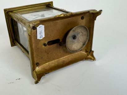 Pendule de voyage en bronze et laiton, le...