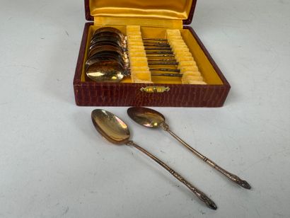Série de 12 petites cuillères à moka en métal...