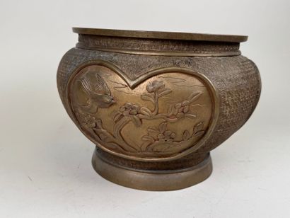 JAPON, vers 1900. 
Cache-pot en bronze à...